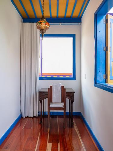 a dining room with a table and a window at Atardeceres del Cafe in Manizales