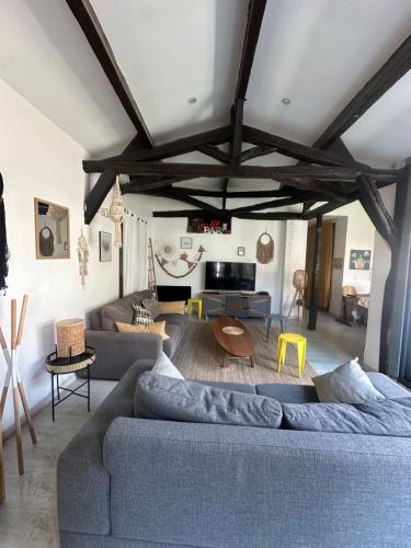 un salon avec un canapé bleu et une table dans l'établissement Maison bohème centre ville avec parking, à Orléans