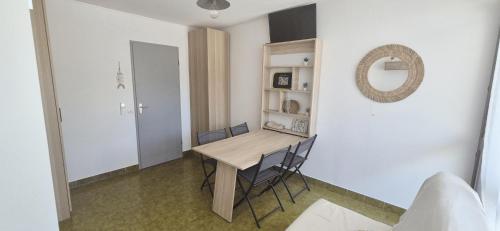 une petite salle à manger avec une table et des chaises dans l'établissement Studio cv, parking, plage 5 mn, à La Grande Motte