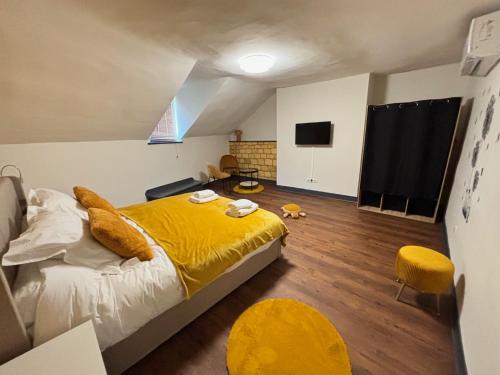 une chambre avec un lit avec une couverture jaune dans l'établissement Appartement 6 Climatisé pour un séjour unique au centre ville de Limoges, à Limoges