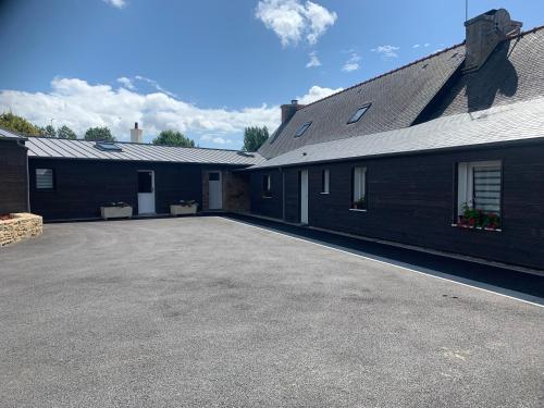 un parking vide devant un immeuble dans l'établissement Ti Bihan Gite de Saint Guénolé, à Trévou-Tréguignec