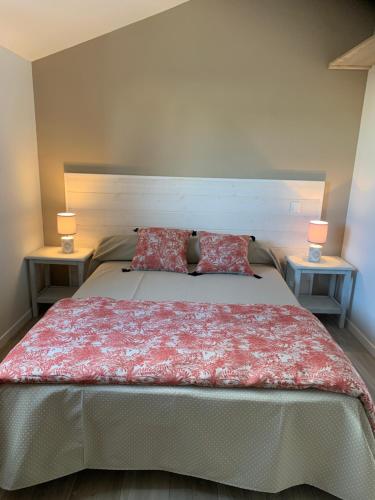 - une chambre avec un grand lit et 2 tables dans l'établissement Ti Bihan Gite de Saint Guénolé, à Trévou-Tréguignec