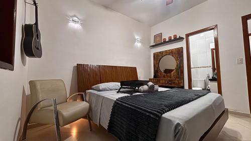 une chambre avec un lit avec un ordinateur portable dessus dans l'établissement Sítio Topo do Mundo - Pólo Turístico INHOTIM na Serra da Moeda, à Brumadinho