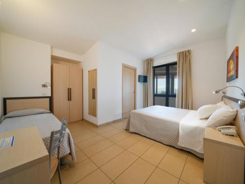 Postel nebo postele na pokoji v ubytování Hotel MARINELLA parking wi-fi spiaggia attrezzata
