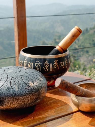 a mortar and pestle sitting on a table with a bowl at Atardeceres del Cafe in Manizales