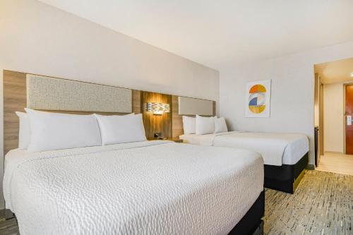 Кровать или кровати в номере Holiday Inn Express & Suites Buffalo Airport by IHG