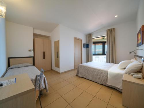 Postel nebo postele na pokoji v ubytování Hotel MARINELLA parking wi-fi spiaggia attrezzata