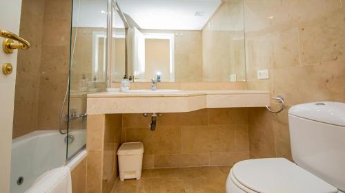 马尼尔瓦Coto Real Naxos 111的带水槽、马桶和淋浴的浴室