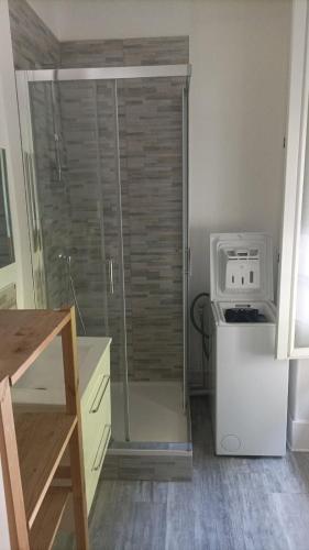 une cuisine avec douche avec réfrigérateur et micro-ondes dans l'établissement Appartement familial Fleur de coton - centre-ville, à Dijon