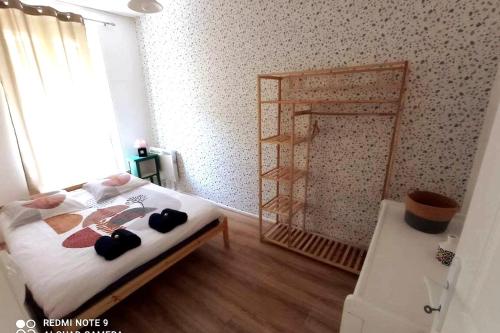 une chambre avec un lit et un parquet dans l'établissement Appartement familial Fleur de coton - centre-ville, à Dijon