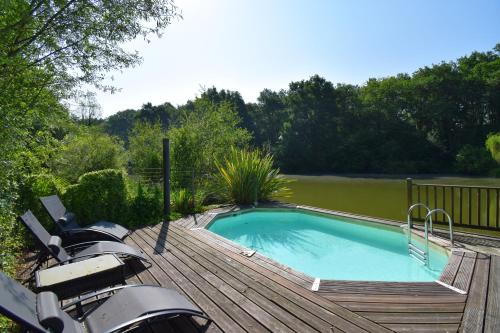 Chalet avec piscine privée et lac à Sos