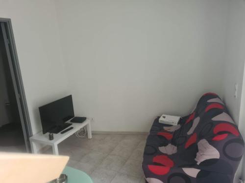 a living room with a couch and a tv at appartement indépendant CORTE in Corte