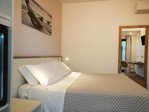 Postel nebo postele na pokoji v ubytování Hotel MARINELLA parking wi-fi spiaggia attrezzata