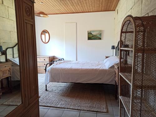 une chambre avec un lit et une commode dans l'établissement Porcherat - Perigord Vert,Dordogne, à La Roche-Chalais