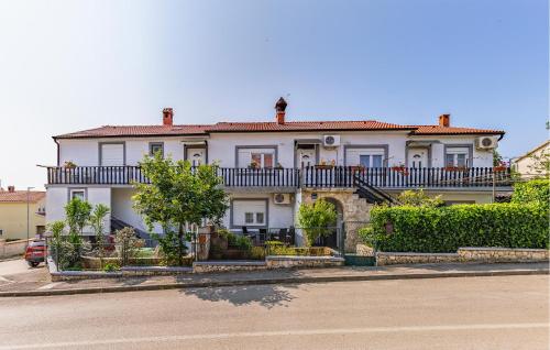 Awesome Apartment In Liznjan With Wifi