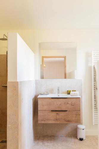 une salle de bains avec un lavabo et un miroir dans l'établissement Mas de l'Etoile, à Aureille