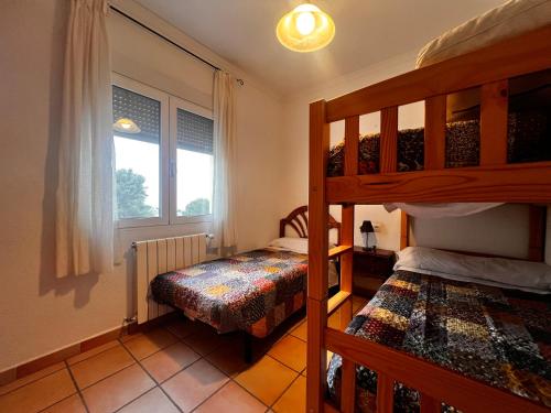 Postel nebo postele na pokoji v ubytování Chalet cerca de Denia, piscina, playa y Montaña,