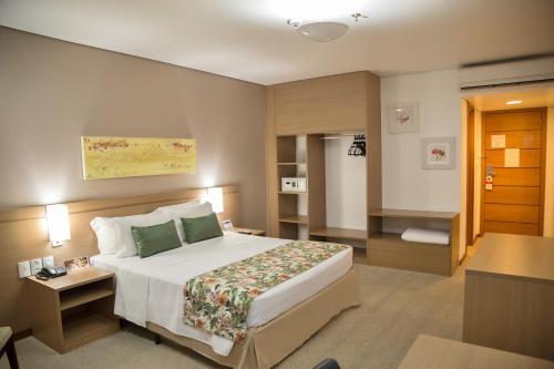 um quarto de hotel com uma cama e uma cozinha em Blue Tree Premium Manaus em Manaus