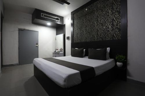 Ένα ή περισσότερα κρεβάτια σε δωμάτιο στο Jashn inn