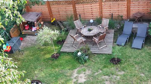 an aerial view of a backyard with a table and chairs at ansimali 2 - 1Zimmer-Apartment mit Wohn- und Schlafraum, integrierter Küchenzeile, separater Dusche und WC - ideal für Alleinreisende und Monteure am Spiegelwald in Grünhain-Beierfeld