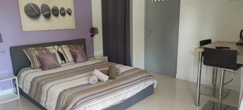Una cama o camas en una habitación de Charmant et agréable studio