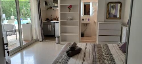une chambre avec un lit avec un miroir et une cuisine dans l'établissement Charmant et agréable studio, à Valence