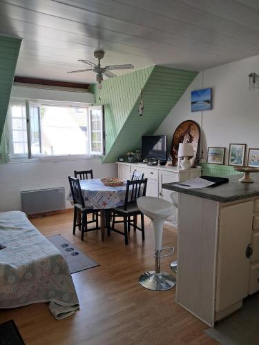 une cuisine et une salle à manger avec une table et des chaises dans l'établissement Le Marquenterre, à Quend-Plage