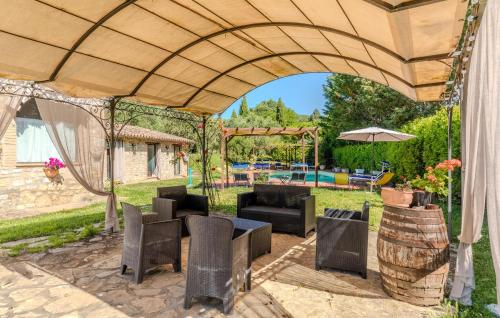 a patio with a table and chairs under an umbrella at Dostoevskij in Canonica