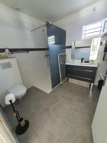 une salle de bain avec toilettes et lavabo dans l'établissement Maison de plain-pied 3 chambres classée 4 étoiles dans impasse au calme, à La Guérinière