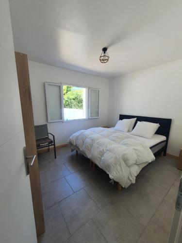 une chambre avec un lit et une fenêtre dans l'établissement Maison de plain-pied 3 chambres classée 4 étoiles dans impasse au calme, à La Guérinière