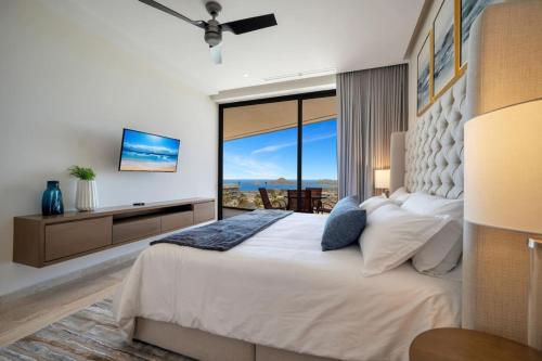 Ένα ή περισσότερα κρεβάτια σε δωμάτιο στο Arch views 2 pools 2 Jacuzzis Gym 3 King Beds