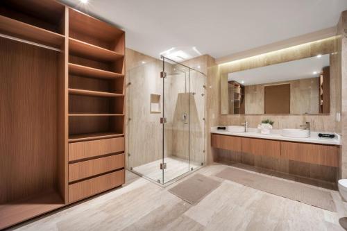 Ένα μπάνιο στο Arch views 2 pools 2 Jacuzzis Gym 3 King Beds