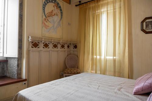 a bedroom with a bed and a window at Guest house SAL E PEDRA in Villanueva de Arosa