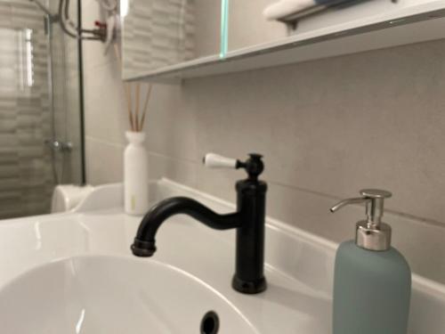 Ένα μπάνιο στο Cozy 2-room apartment - self check-in, free parking