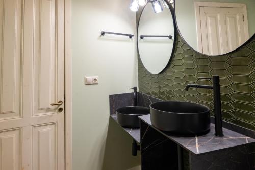 a bathroom with two sinks and a mirror at Guest house SAL E PEDRA in Villanueva de Arosa