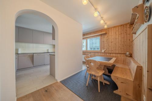 Viktoria A44 by Arosa Vacations, exklusives App im Zentrum mit privater Garage & Panoramablick photo 3