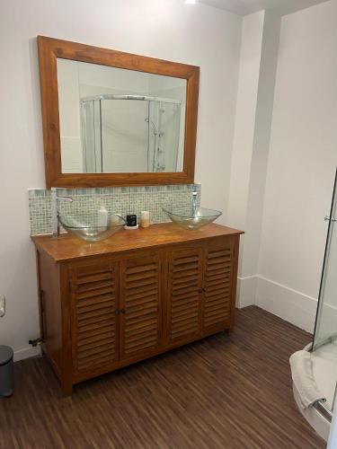 une salle de bain avec deux lavabos et un miroir dans l'établissement appartement 3 pieces 2 chambres centre ville, à Antibes