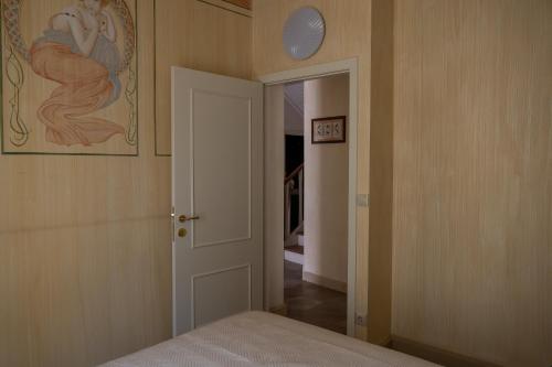 a bedroom with a bed and a painting on the wall at Guest house SAL E PEDRA in Villanueva de Arosa