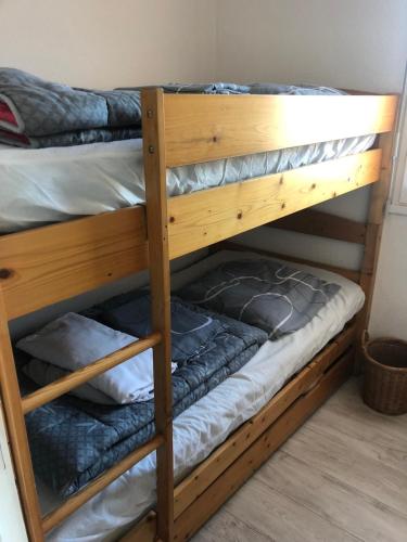 quelques lits superposés dans une chambre dans l'établissement bel appartement climatisé près de la plage, à Bormes-les-Mimosas