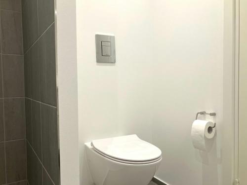Un baño con inodoro y un rollo de papel higiénico. en Spacious Apartment for 3, en Odense