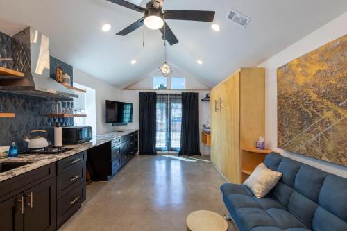 Kuchyň nebo kuchyňský kout v ubytování Modern Studio Escape in Denver