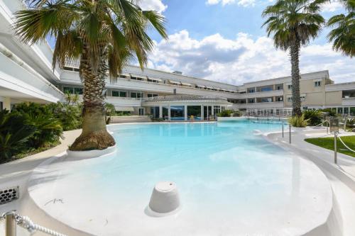 Πισίνα στο ή κοντά στο Lastmile apt with terrace&pool near lake&sirmione