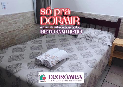 Hospedagem Econômica By Bia في بنها: سرير مع لفافتين من ورق التواليت عليه