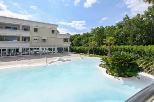 Πισίνα στο ή κοντά στο Lastmile apt with terrace&pool near lake&sirmione