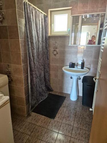 Bilik mandi di Apartmani Hrc