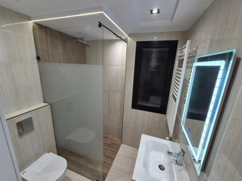 ein Badezimmer mit Waschbecken, Toilette und Spiegel in der Unterkunft MBM appart in Monastir