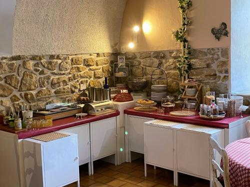 Una cocina con una encimera con comida encima. en Maison du Manoir, en Vallon-Pont-dʼArc