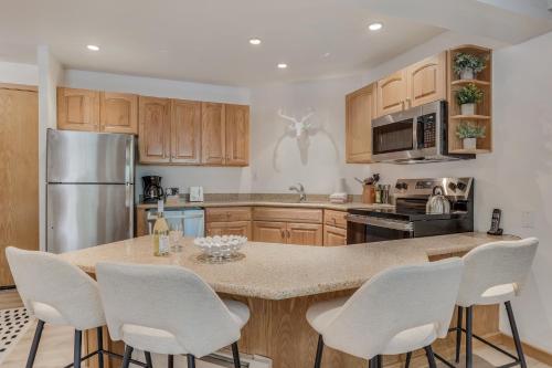 Kuchyň nebo kuchyňský kout v ubytování Laurelwood Condominiums 304