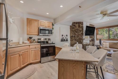 Kuchyň nebo kuchyňský kout v ubytování Laurelwood Condominiums 304