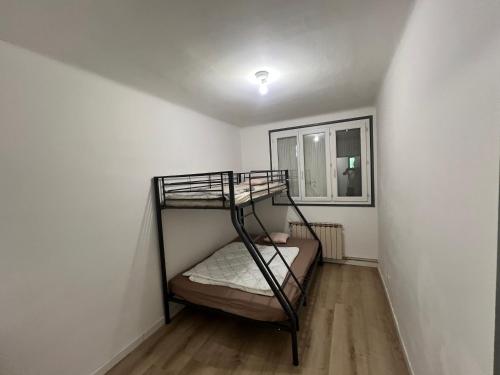 une chambre avec un lit superposé dans une pièce dans l'établissement Magnifique Appartement Montpelliérain, à Montpellier